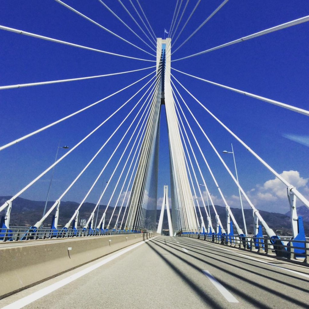 A ponte Rio-Antirio (Charilaos Trikoupis) é a segunda maior ponte estaiada do mundo ligando o Peloponeso a Grécia Continental, imperdível   #veraonaGrecia #instagreece #instagood #greek #gratitude #grecia2015 #golfodecorinto